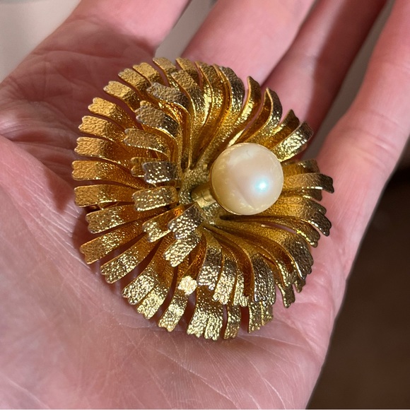 Vintage 50 60 Retro MCM Gold Faux pearl Oversized Sculpted Flower Brooch - Picture 4 of 11